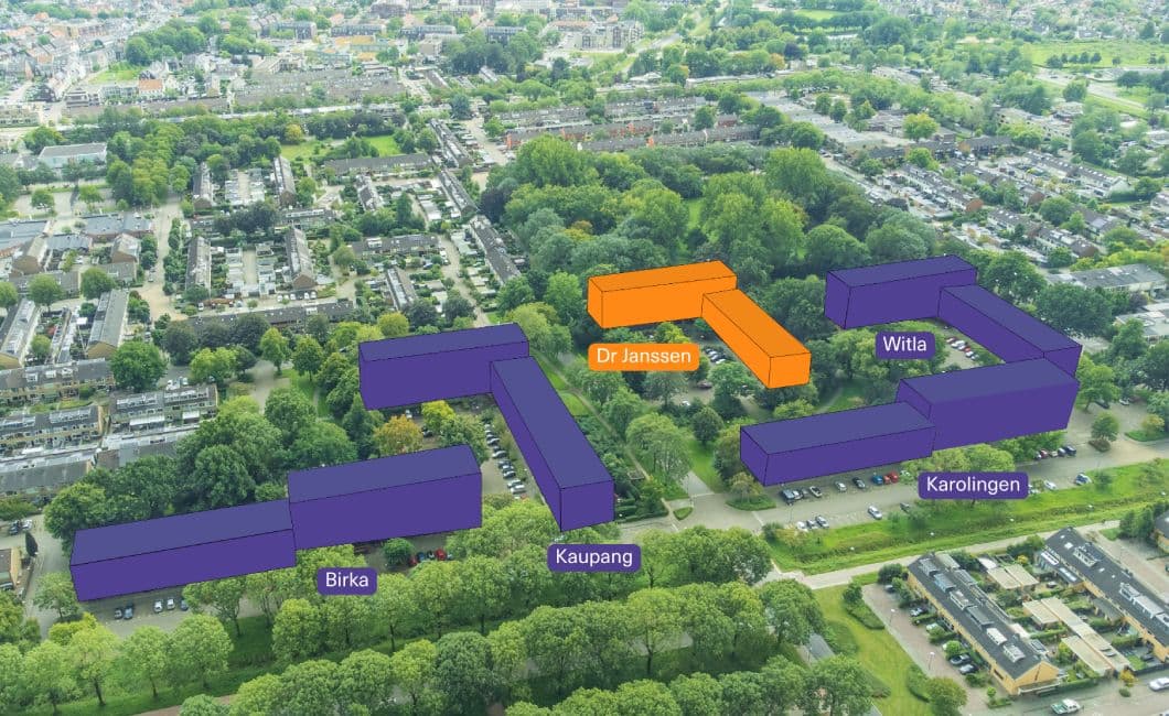 Luchtfoto van de Romeinenbaanflats in Wijk bij Duurstede met de vier renovatieblokken Birka, Witla, Kaupang en Karolingen gemarkeerd in paars en de te slopen Dr. Janssenflat in oranje