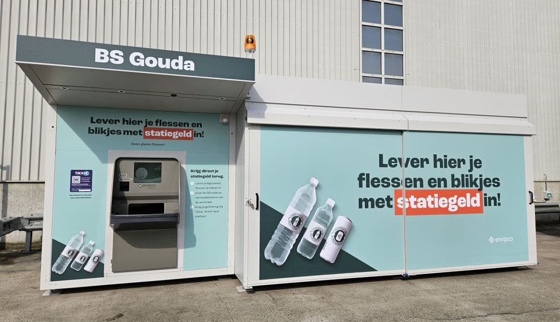 De bulk-statiegeldmachine BS Gouda van Statiegeld Nederland op het terrein van Inbox Storage aan de Antwerpseweg 2 in Gouda