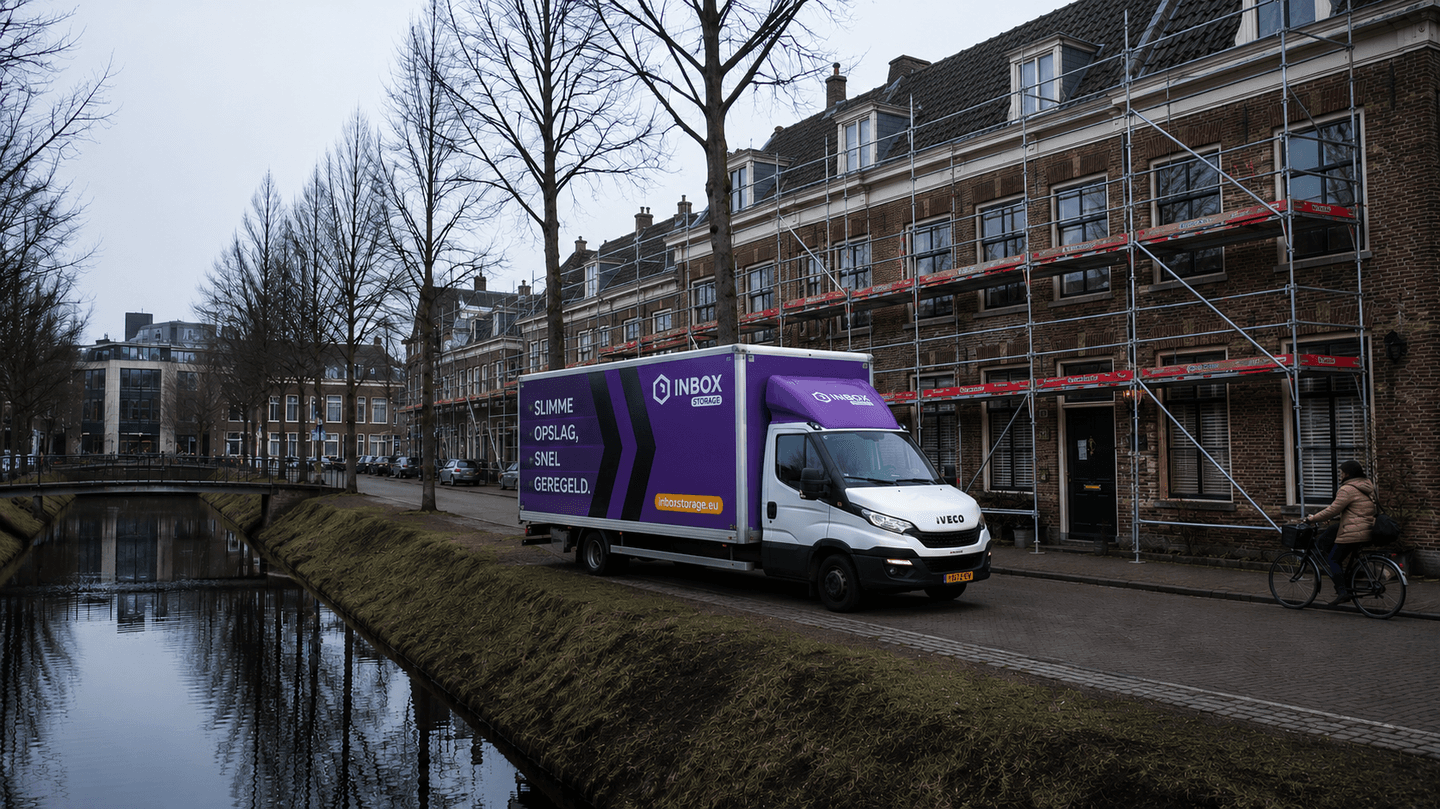 Klant tijdens verbouwing — woonkamer leeg dankzij Inbox Storage opslag