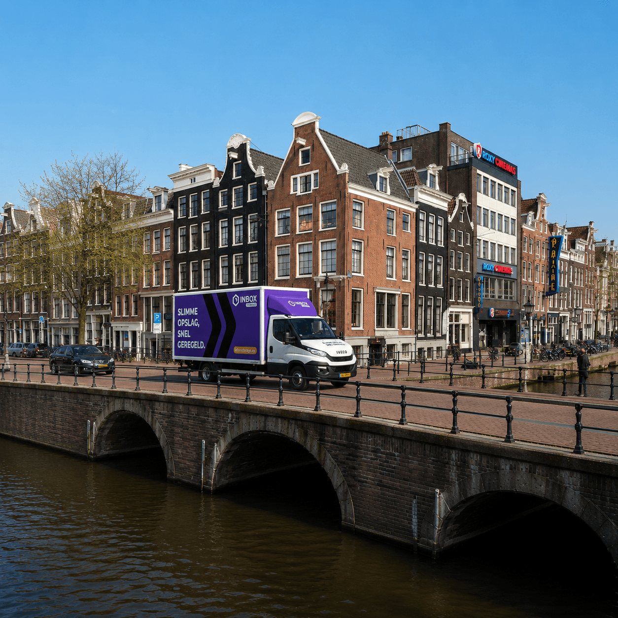 Inbox Storage chauffeur plaatst mobiele opslagunit aan de deur — zo werkt opslag aan huis