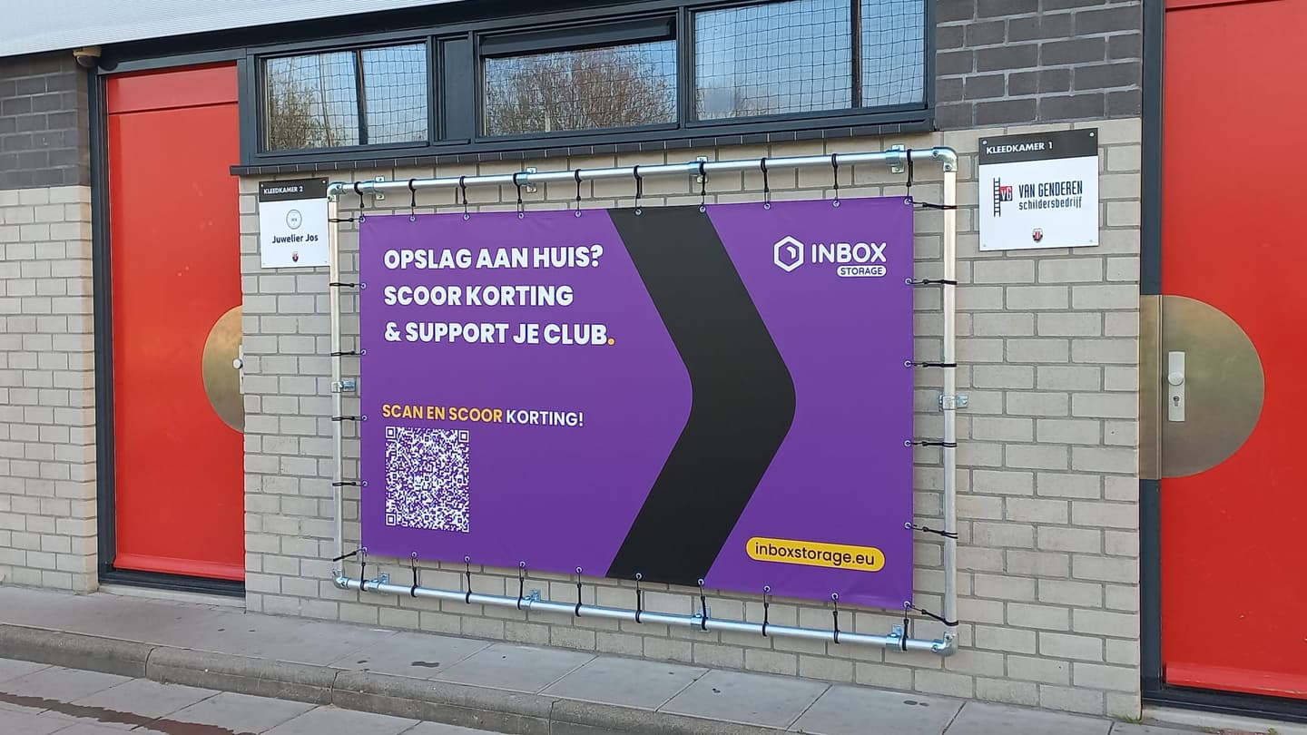 Paars Inbox Storage-bord 'Opslag aan huis? Scoor korting & support je club' bij de kleedkamers van voetbalvereniging Jodan Boys in Gouda