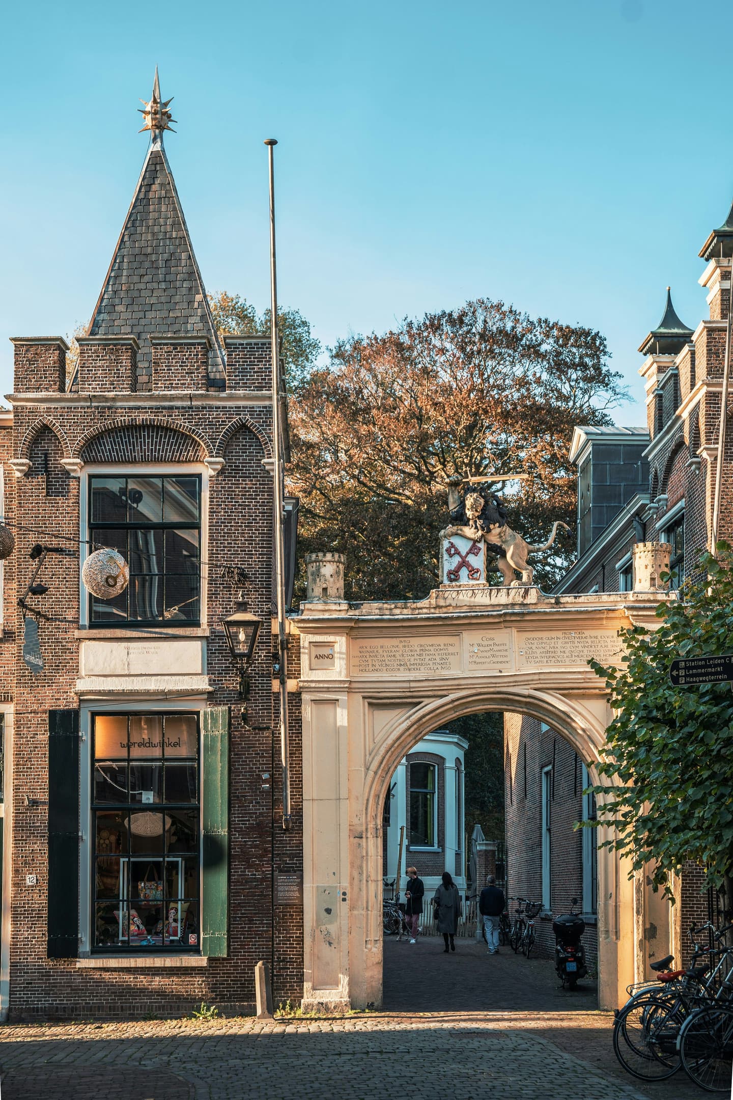 Tevreden klant uit regio Leiden met Inbox Storage unit aan de deur